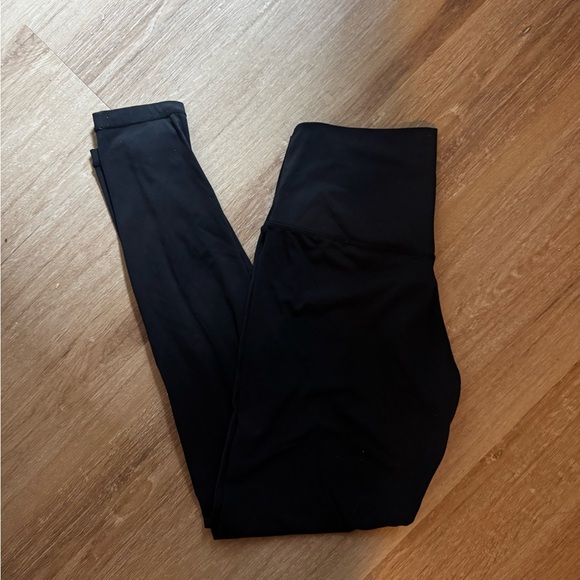 Sleek Black Women's Leggings - Picture 2 of 4